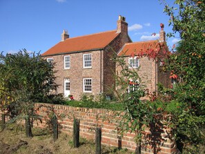 Vista frontal de la propiedad