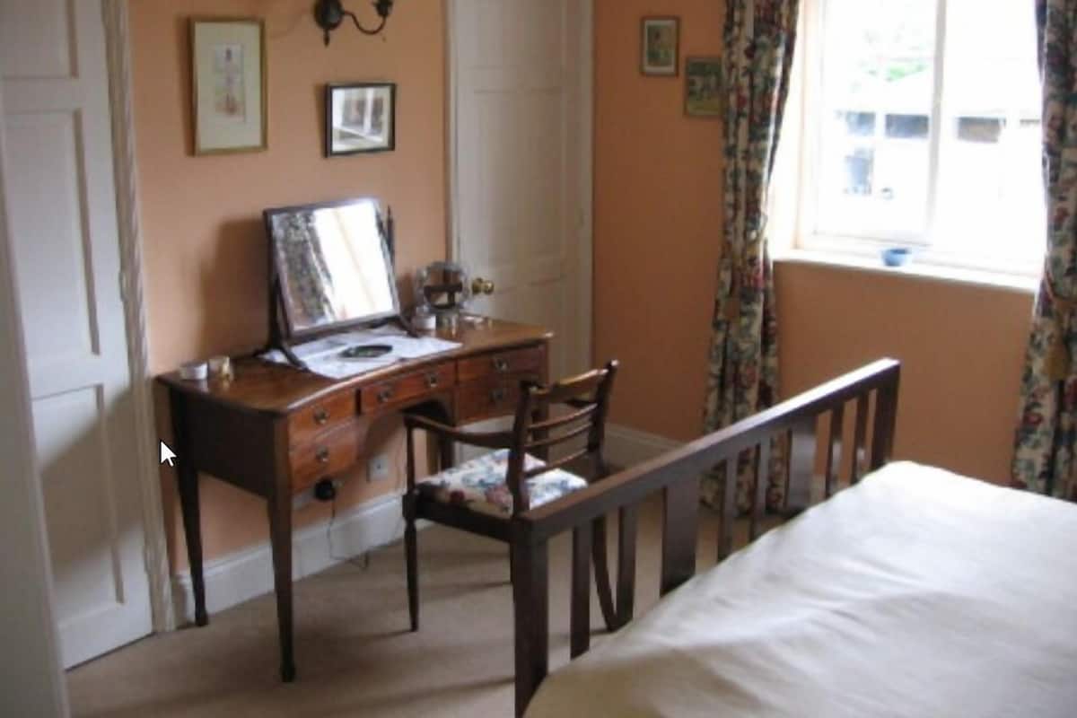 Traditional Double Room | Individually decorated, individually furnished, iron/ironing board