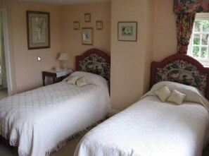 Traditional Twin Room | Individually decorated, individually furnished, iron/ironing board