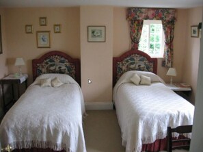 Traditional Twin Room | Individually decorated, individually furnished, iron/ironing board