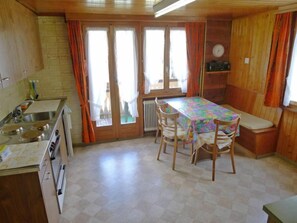 Kühlschrank, Ofen, Kochgeschirr/Geschirr/Besteck