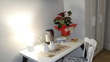 Habitación Deluxe con 1 cama matrimonial o 2 individuales (2) | Área de sala de estar | Televisión LED de 40 pulgadas con canales digitales y televisión