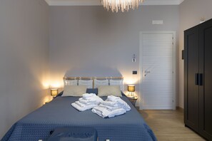 Szoba kétszemélyes ággyal (1 - External Private Bathroom) | Prémium ágynemű, hangszigetelés, ingyenes wifi és ágynemű
