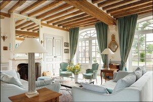 Premium House, 4 bedrooms, garden view (Manoir) | Living area | Flat-screen TV