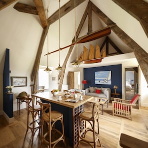 Premium appartement, 2 slaapkamers, uitzicht op tuin (Pavillon Haut) | Woonkamer | Flatscreentelevisie en een iPod-dock