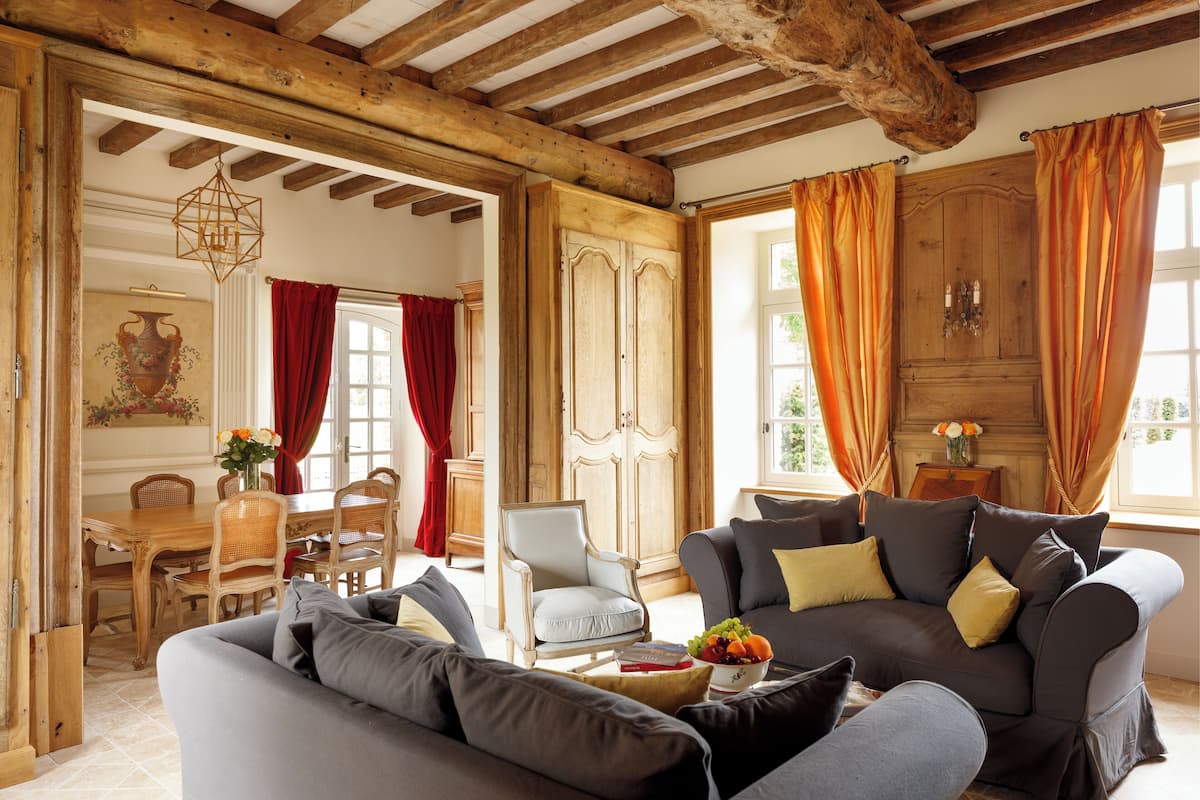 Apartamento Premium, 2 habitaciones, vistas al jardín, planta baja (Pavillon Bas) | Zona de estar | Una televisión de pantalla plana, una estación de conexión para iPod