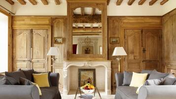 Departamento Premium, 2 habitaciones, vista al jardín, planta baja (Pavillon Bas) | Área de sala de estar | Televisión de pantalla plana y estación para iPod