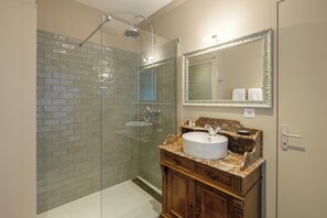 Comfort House, 3 Bedrooms, Garden View | Bathroom | Hair dryer, towels, soap, shampoo - Le Domaine de Ravenoville (Sainte-Mere-Eglise)