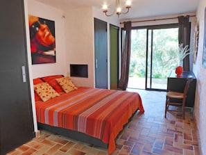 3 bedrooms, desk, iron/ironing board, free Internet