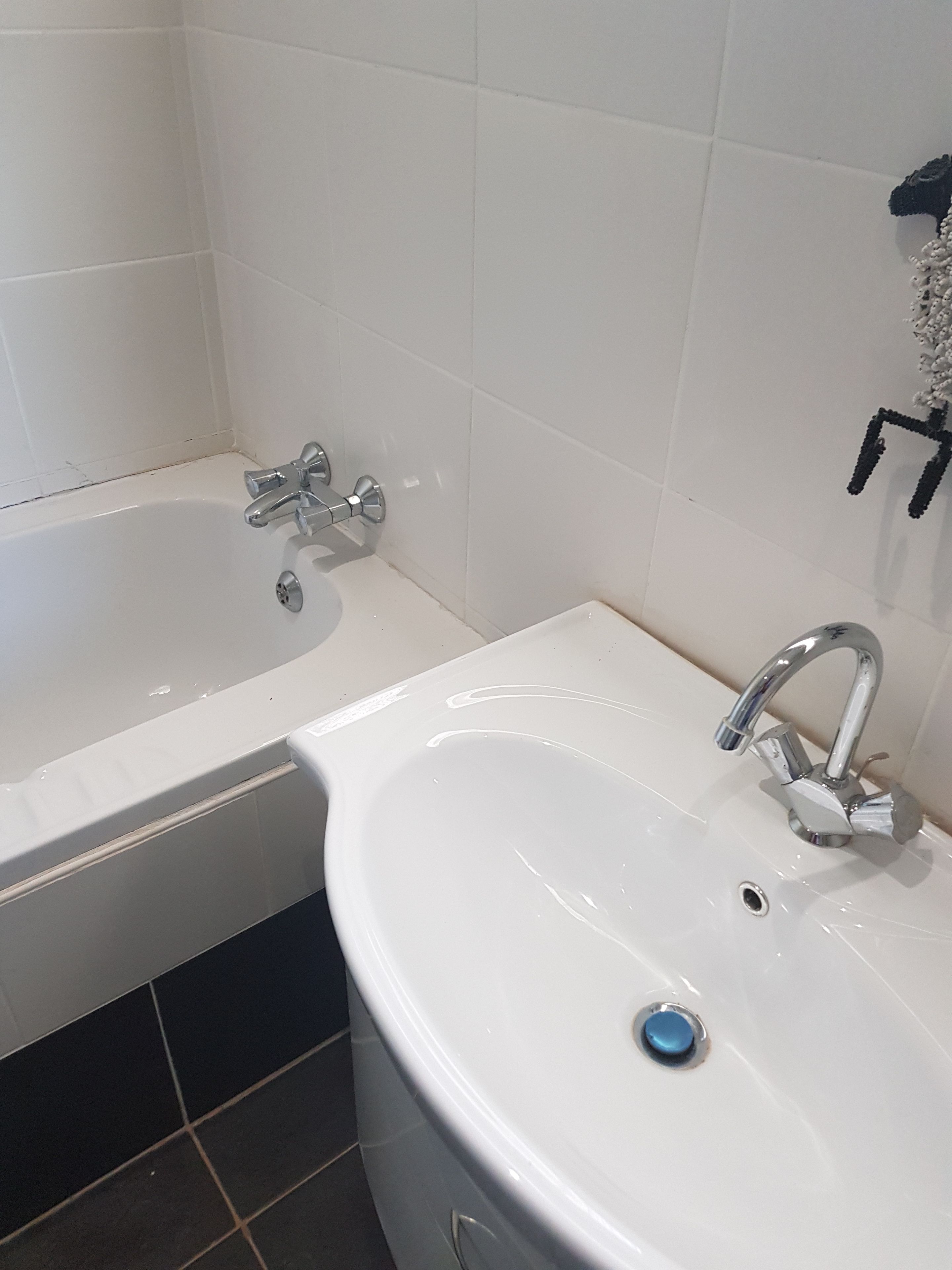 Une salle de bain avec une baignoire et un lavabo.