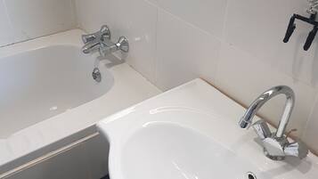 Une salle de bain avec une baignoire et un lavabo.