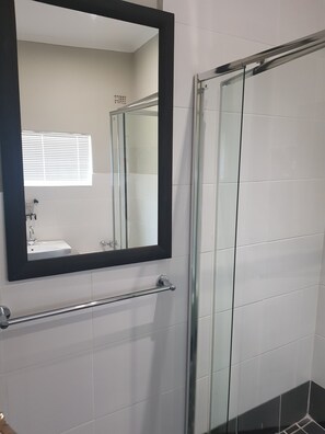 Basic House | Bathroom