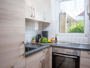 Kühlschrank, Ofen, Geschirrspüler, Kochgeschirr/Geschirr/Besteck