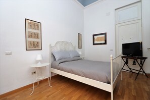 Triple Room | Desk, free WiFi, bed sheets - Trevi suites B&B (Rome)