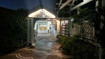 Vista frontal de la propiedad por la tarde o noche