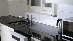 Appartement, 3 slaapkamers | Privékeuken | Een koffiezetapparaat/waterkoker, een koelkast/vriezer, een magnetron
