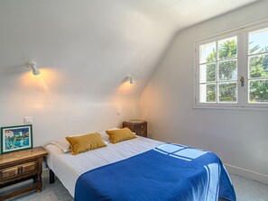 4 bedrooms, iron/ironing board, WiFi