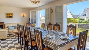Una zona de dinar amb un paviment a escacs, una taula ben parada per a sis persones i un candelabrum.