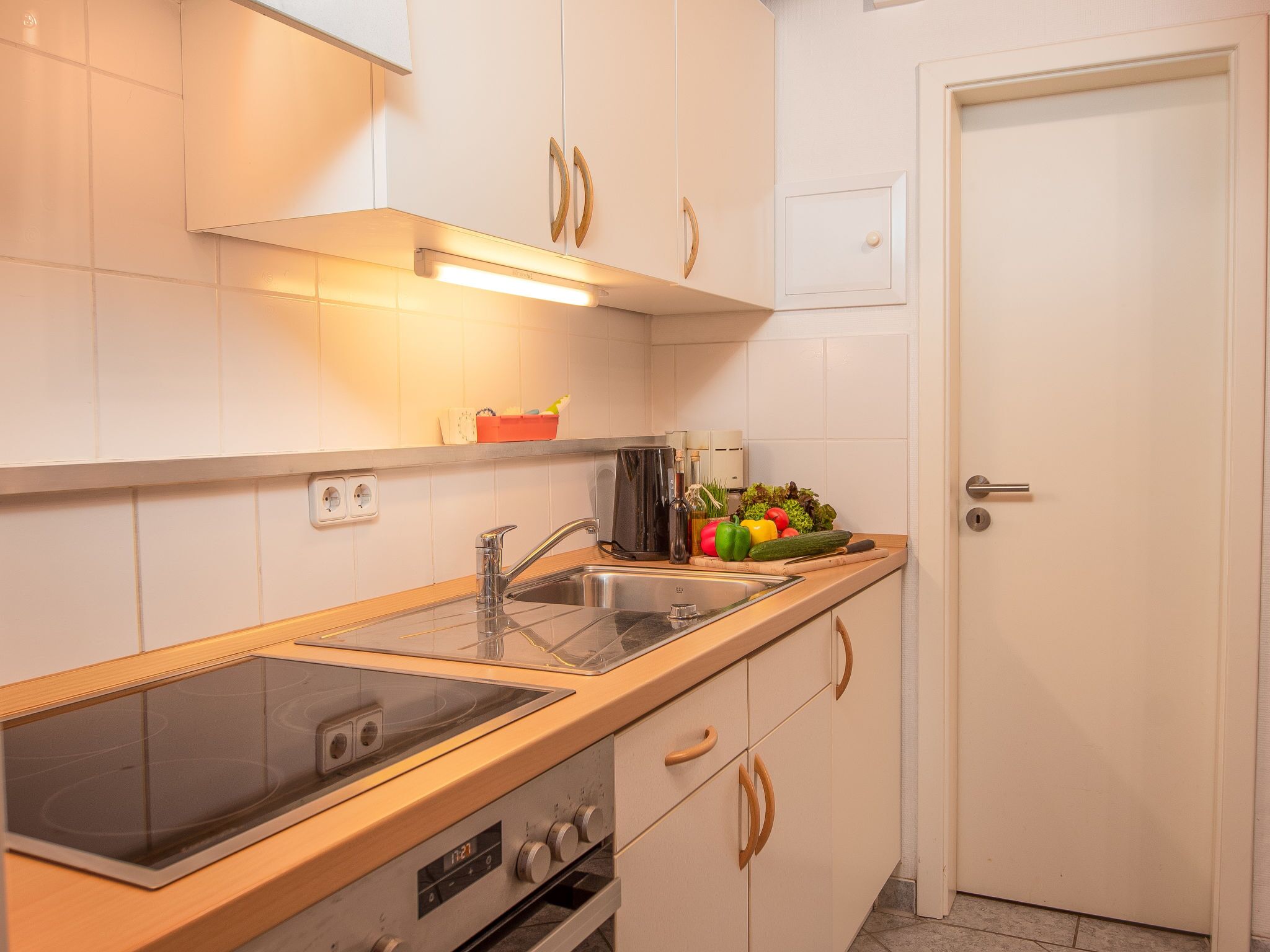Een koelkast, een magnetron, een oven, een broodrooster