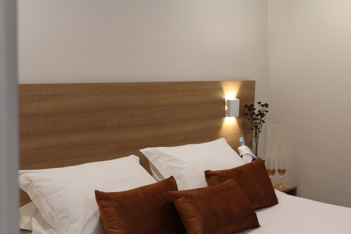 Pillowtop beds, minibar, blackout drapes, WiFi (free)