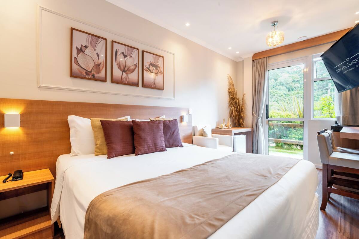 Tomannsrom – premium | Senger med overmadrass, minibar, blendingsgardiner og wi-fi (inkludert)