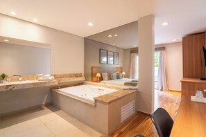 Colchones con pillow-top, minibar, cortinas blackout y wifi gratis 