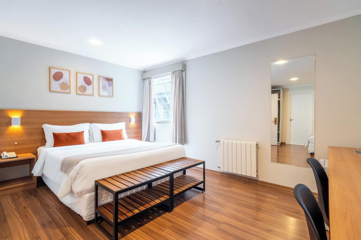 Rom – deluxe | Senger med overmadrass, minibar, blendingsgardiner og wi-fi (inkludert)