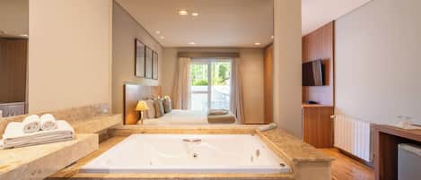 Exclusieve kamer | Pillowtop-bedden, een minibar, verduisterende gordijnen, gratis wifi