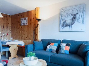 Una televisión de pantalla plana, una chimenea