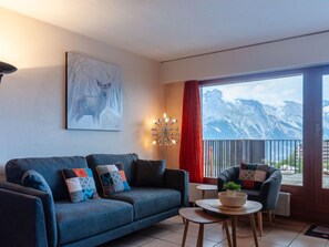 Flat-screen TV, fireplace