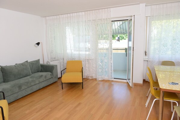 Appartement, 2 chambres | Salle de séjour | Télévision à écran plat