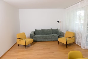 Appartement, 2 chambres | Salle de séjour | Télévision à écran plat