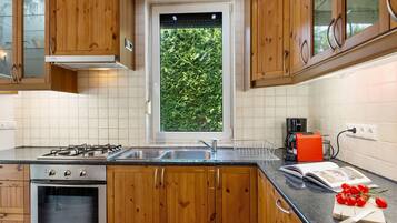 Frigorífico, microondas, horno y lavavajillas