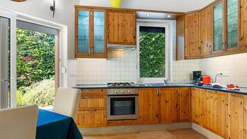 Jääkaappi, mikroaaltouuni, uuni, astianpesukone