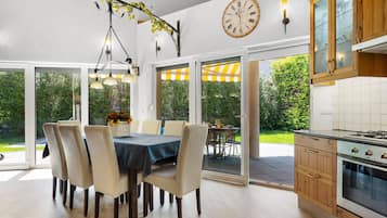 Jääkaappi, mikroaaltouuni, uuni, astianpesukone