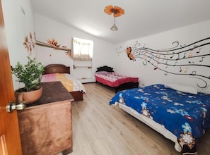 Individually decorated, desk, laptop workspace, blackout drapes - Hostel las Palmas (Vilcabamba)