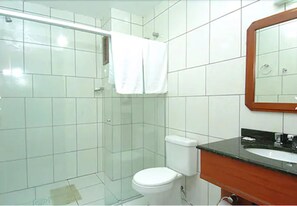 Ducha, toallas, jabón, papel higiénico
