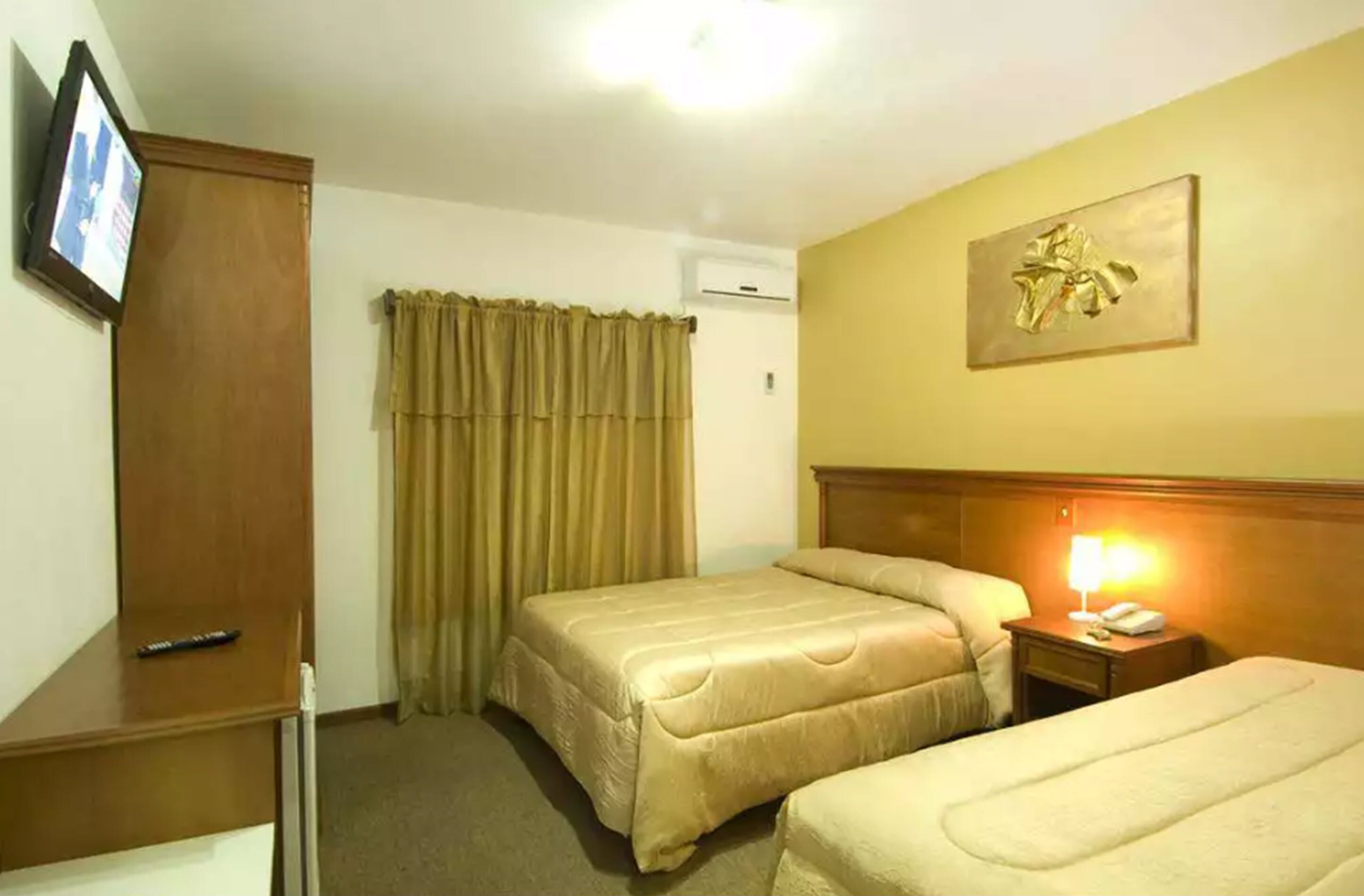 Minibar, free WiFi, bed sheets