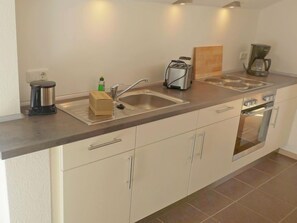 Kühlschrank, Ofen, Kochgeschirr/Geschirr/Besteck