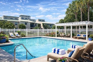 Outdoor pool - Spacious, Relaxing, Family-Friendly Townhouse Retreat Steps from Pool & Beach (Destin)