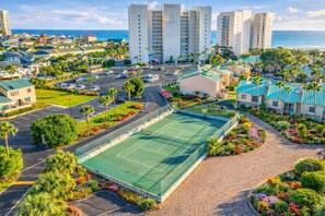 Sports court - Spacious, Relaxing, Family-Friendly Townhouse Retreat Steps from Pool & Beach (Destin)