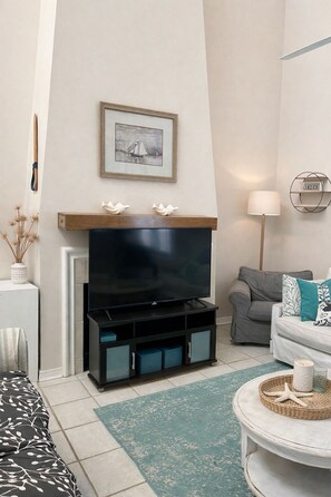 Smart TV, fireplace, DVD player, books - Spacious, Relaxing, Family-Friendly Townhouse Retreat Steps from Pool & Beach (Destin)