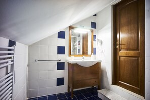 Habitación básica doble | Baño | Regadera, secadora de cabello, toallas, jabón