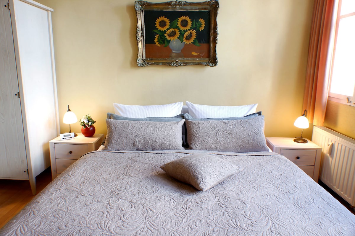 1 habitación, escritorio, cunas y cuna de viaje