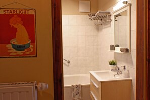 Apartment (Gartenterrasse) | Bathroom | Hair dryer, towels, soap - Ferienwohnungen Stobenstrasse (Quedlinburg)