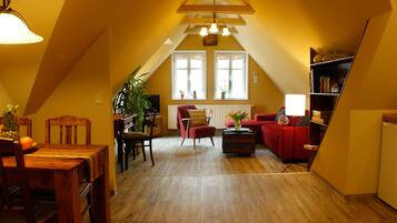 Apartamento, 1 habitación (Dachterrasse) | Zona de estar | Televisión de pantalla plana de 80 pulgadas con canales por satélite