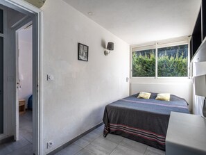2 bedrooms, desk, iron/ironing board, WiFi