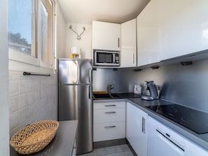 Kühlschrank, Mikrowelle, Ofen, Geschirrspüler