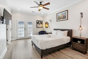 3 bedrooms, iron/ironing board, free WiFi, bed sheets - Cozy modern 3 bed 2 bath condo Uptown near CBD (New Orleans)
