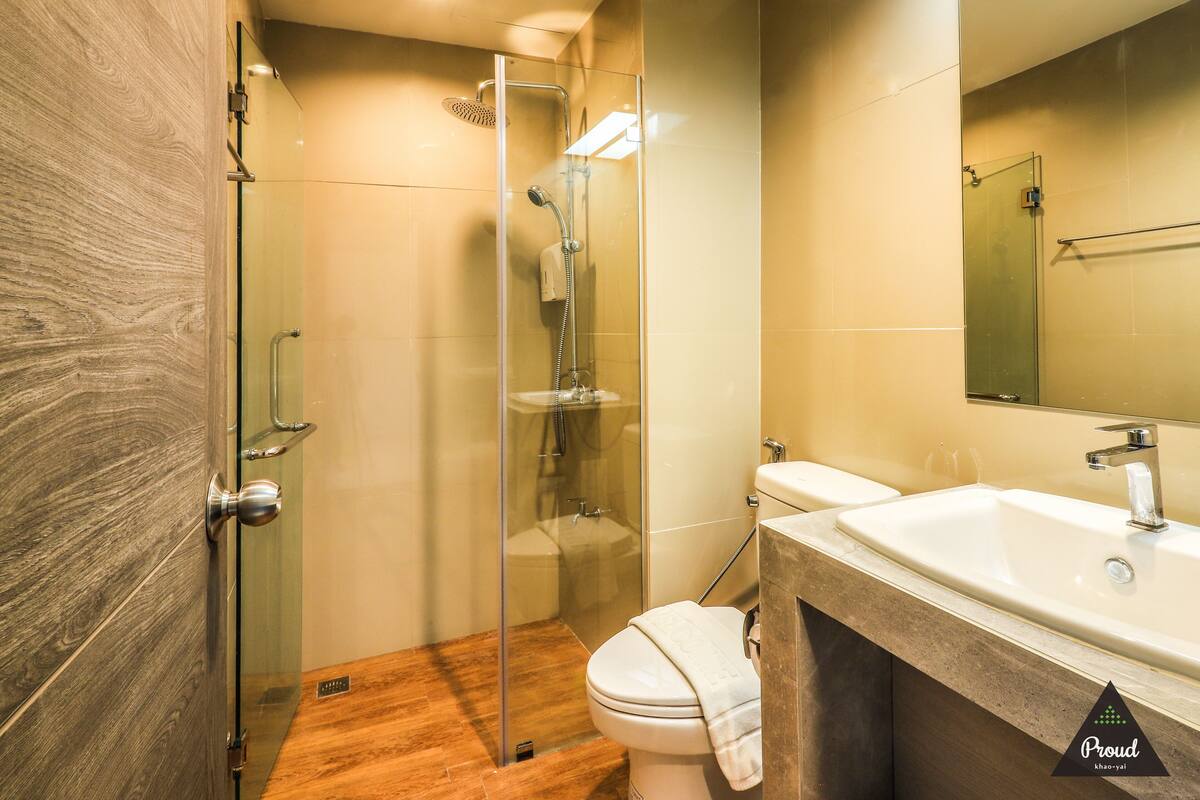 family pool room | bathroom | shower, free toiletries, slippers, towels